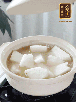 最后下冬瓜繼續(xù)燉煮10分鐘，撒上蔥花點(diǎn)綴。