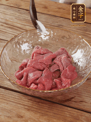 牛肉切丁，加黑胡椒海鹽、橄欖油腌10分鐘