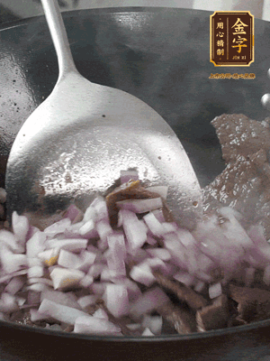 橄欖油熱鍋，牛肉丁炒至焦香狀態(tài)，下洋蔥丁翻炒出香味