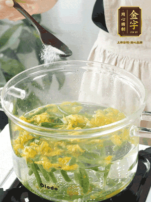 水開(kāi)后，加鹽、黃瓜花焯水30秒