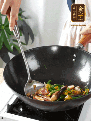 煸香蒜末，下香腸翻炒均勻，再依次下雞縱菌、黃瓜花