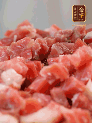 做月餅餡 火腿切成小丁，溫水浸泡5分鐘，上鍋蒸熟15-20分鐘，再將火腿丁、白砂糖、蜂蜜攪拌腌漬2小時(shí)
