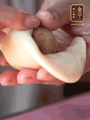 包月餅 面劑兩頭向中間捏緊， 光滑一面向下