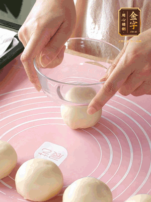 按扁后搟成圓形面皮。餡料放在面皮中心，把餡料包緊，捏緊收口