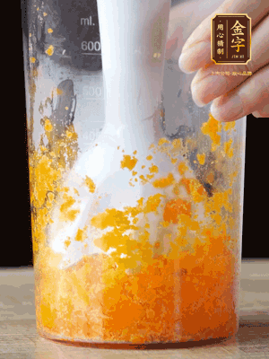 加玉米油、水怡、水揉搓成細(xì)膩的面團(tuán)。松弛半小時(shí)后，分成37g一個(gè)