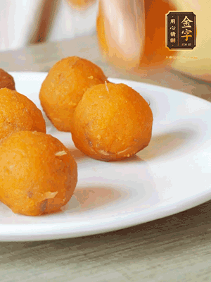 融化的黃油、芝士粉攪勻，加糖粉、蛋液、淡奶油、咸蛋黃攪勻，再加入玉米淀粉、奶粉拌勻，用不粘鍋炒至抱團(tuán)