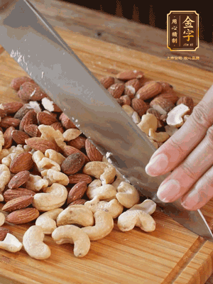 熟堅果切成大顆粒，加入杏仁片、白芝麻、火腿絲、熟糯米粉、玫瑰花醬、花生油、水怡攪拌均勻，捏成52g一個的小球