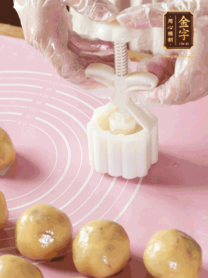 收緊虎口搓圓，裹上一層面粉，放入模具壓一壓