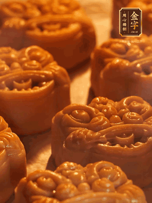 表面噴上水，烤箱預(yù)熱至190℃，170℃烤10分鐘