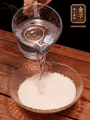 大米提前浸泡30分鐘。干香菇泡發(fā)切成條；蝦米提前浸泡2小時