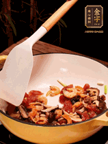 蔥白、干香菇、蝦米、香腸片略微翻炒才出香味，然后倒入料汁（生抽3勺、蠔油2勺、胡椒粉少許）、大米拌勻