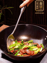 油熱下香腸炒至兩面微焦，下姜蒜、干辣椒、小米椒碎爆香