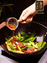 下蒜苗炒軟，沿鍋邊烹入一勺料酒，加醬油、蠔油、白糖調(diào)味炒勻