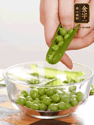 處理食材，藕切片，豌豆剝殼，菱角剝殼， 依次焯水