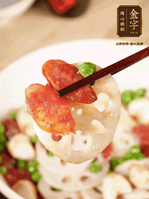 加入菱角、藕片繼續(xù)翻炒