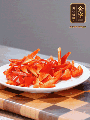 藕帶洗凈，斜切成小段備用、姜切絲、蒜切片、辣椒斜切，再切少許蒜