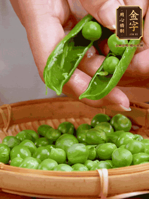 甜豆去殼，剝出甜豆米。百合小心剝成片。