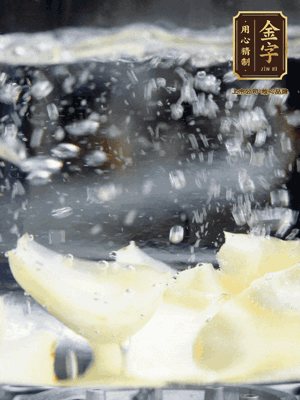 燒開一鍋水，甜豆米、百合燙10秒