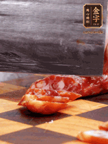 處理食材：香腸切片，土豆切塊、胡蘿卜切丁、豆角切段