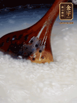 大米淘洗干凈，水開放入大米，煮3分鐘，煮到用手可以掐斷大米，撈出瀝干備用