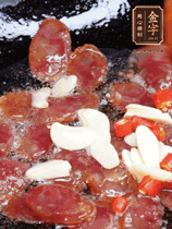 香腸煸香，加大蒜、小米辣增加香味