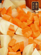 加土豆、胡蘿卜翻炒，隨后加入豆角、1勺鹽、1勺生抽、1勺蠔油、半勺老抽煸炒均勻