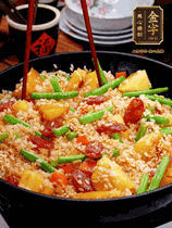 加水，沒過大部分食材。把瀝干水分的米飯均勻地鋪在上面，筷子戳幾個洞