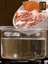 麻鴨切塊，冷水下鍋，加蔥姜、料酒焯水。撈出溫水洗凈