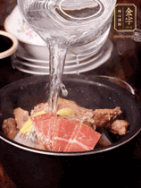 所有食材放入電飯鍋，加2勺料酒，足量的開水，按煲湯鍵煮湯