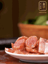 金字咸肉、金字香腸煮熟。咸肉切條、香腸切片備用。