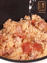 一起放入電飯鍋，加入剛好沒過食材的水。