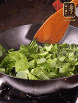 上海青切碎，用豬油炒到半熟