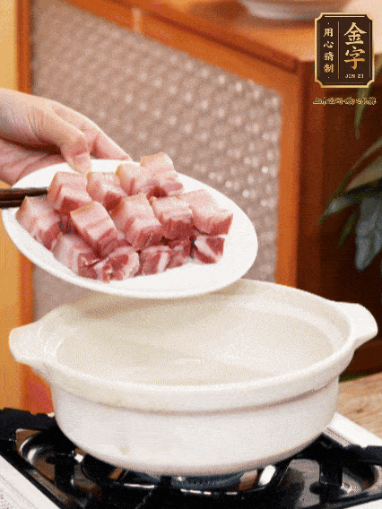 鍋內(nèi)倒油，下咸肉微微煸炒，再放排骨炒一下