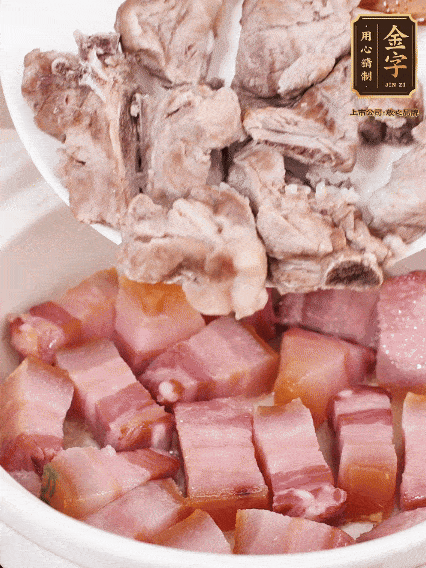 倒入開水燉煮，大火燒開后轉(zhuǎn)小火