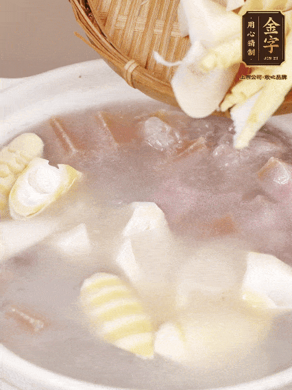 小火燉20分鐘后，放入春筍燉15分鐘