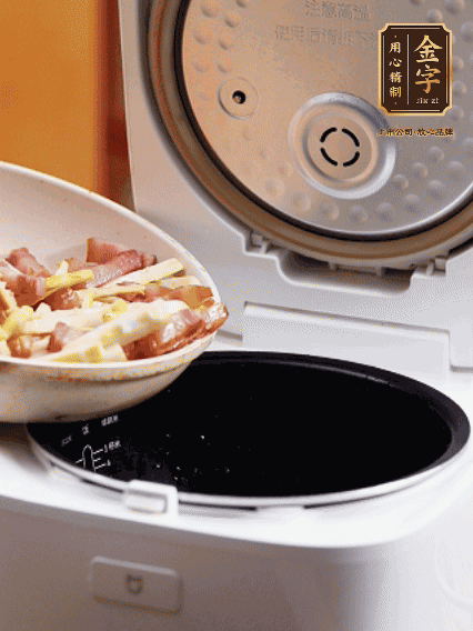 和洗凈的大米一起倒入電飯煲，攪拌均勻。水剛好沒過大米