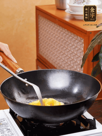 熱油，下雞蛋液煎好，盛出備用