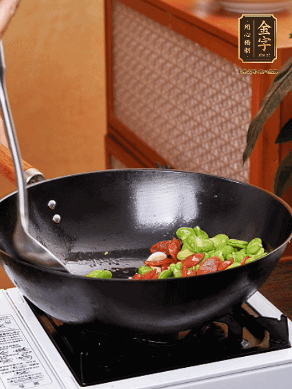 再放入蠶豆翻炒，加一點(diǎn)點(diǎn)醬油調(diào)味