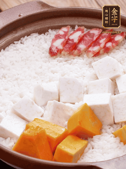 砂鍋涂油，放入泡好的大米。鋪上芋頭、南瓜，倒入開水剛好沒過，中火煮到水收干