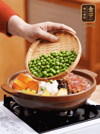 再鋪上臘腸、醬油肉、豌豆，小火煲6分鐘