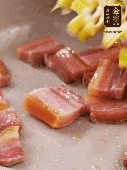 再放春筍翻炒一下，倒入砂鍋中，加適量的熱水，大火燜煮6分鐘