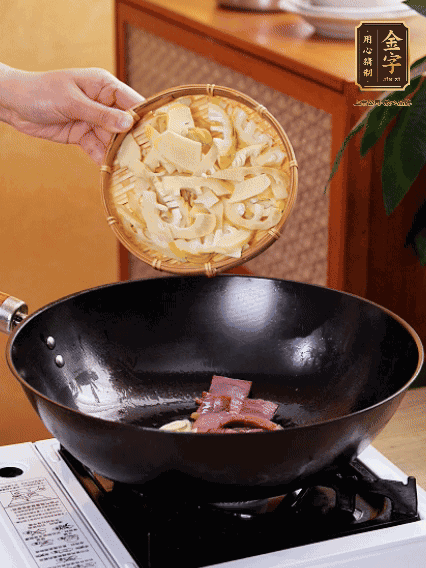 油熱，下蒜末、火腿煸炒出香味，再下筍片微微翻炒