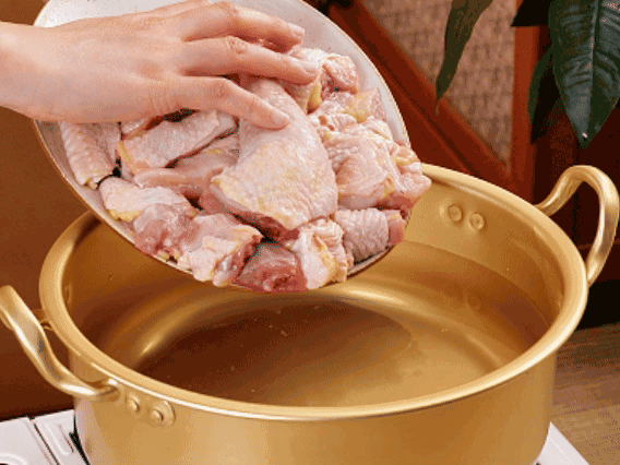 雞肉冷水下鍋，加蔥姜焯水