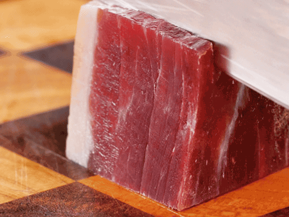 金字火腿去皮切片，溫水浸泡5分鐘