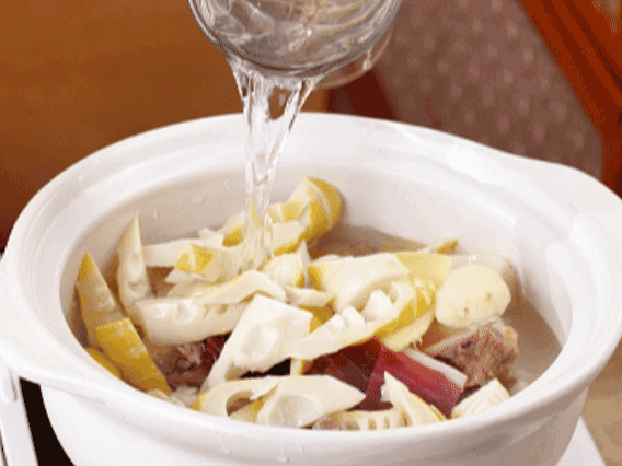 砂鍋中依次放入姜片、雞肉、春筍、火腿，加入足量的水，大火燒開后，轉(zhuǎn)小火燉40分鐘