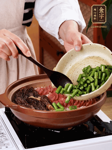 鋪上金字香腸、羊肚菌、蘆筍，蓋蓋子燜7分鐘