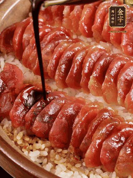 淋上醬汁攪拌均勻
調(diào)一個醬汁：生抽2匙、老抽半匙、蠔油半匙、白砂糖1/3匙、雞精1/3匙、香油5滴、水1匙