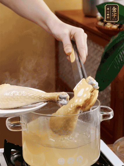 雞腿冷水下鍋，加蔥姜焯水，洗凈備用