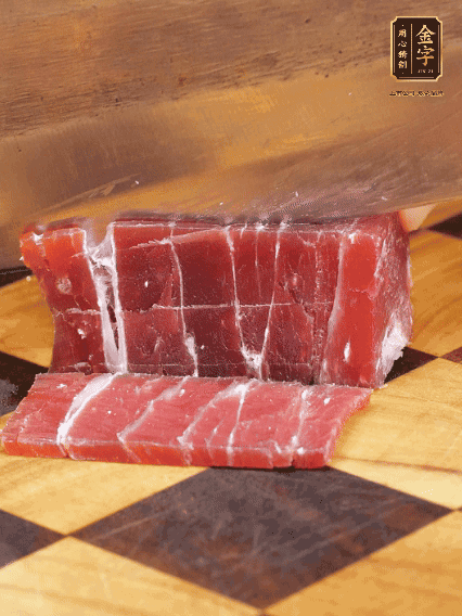 金字飄香火腿塊切片，溫水浸泡5分鐘