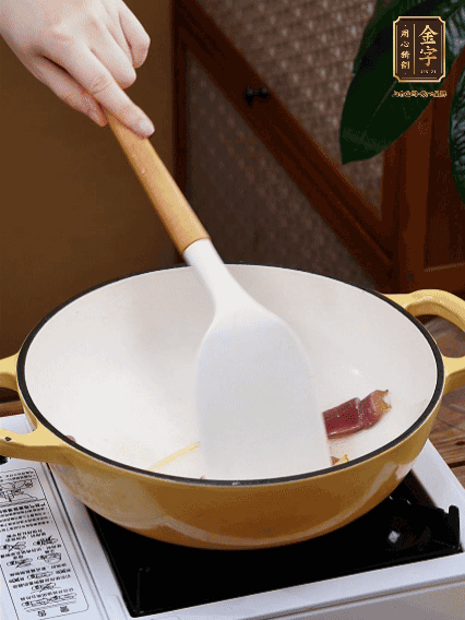 油熱，姜絲、火腿微微煸出香味